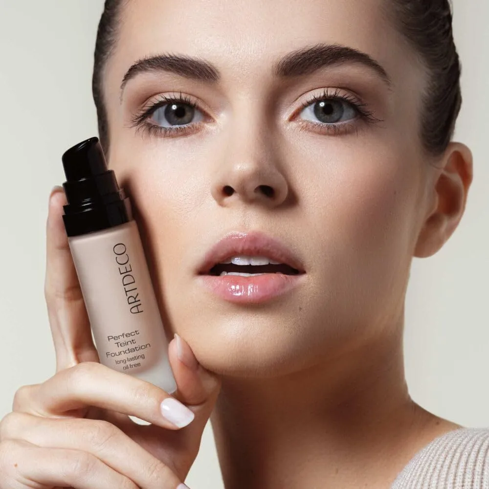 ARTDECO Perfect Teint Foundation - Golden Biscuit N°52 - Lightweight Liquid Formula - Medium to Full Coverage - Without Mask-Like Effect - Conceals Imperfections - Vegan Makeup - Hyaluron - 0.67 Fl Oz