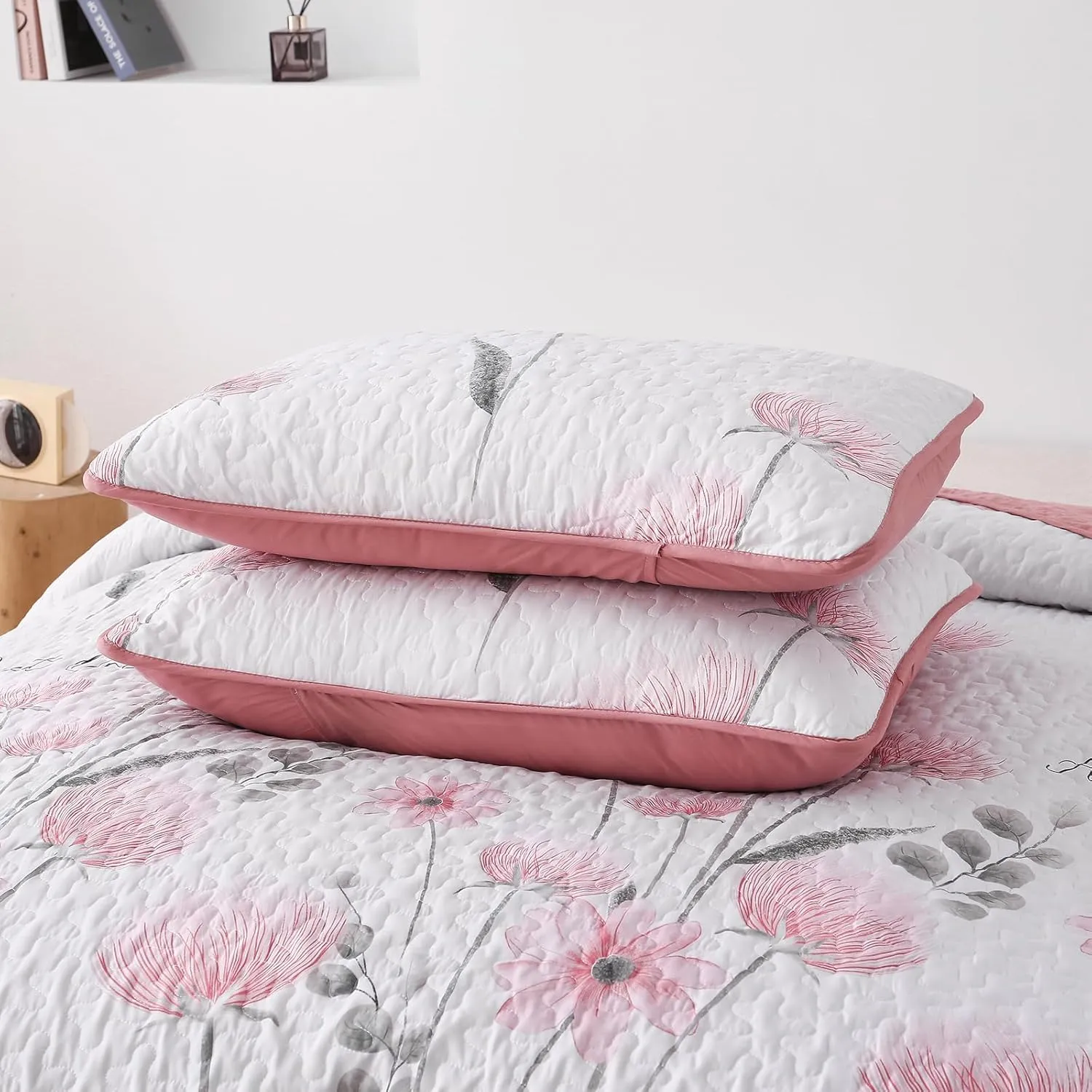 Dinjoy Floral Quilt Set Twin Size, Pink Bedspreads for Girls 2 Pieces Cute Summer Bedding Set Lightweight Farmhouse Quilts Soft Flower White Coverlet Sets for Women 68"x86"